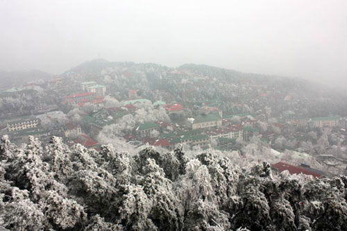 Spring snow falls on Lushan Mountain
