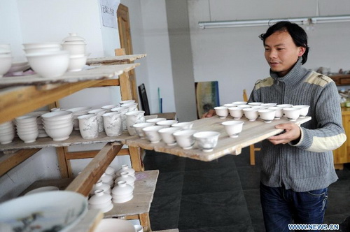 Delicate porcelain painting in Jingdezhen