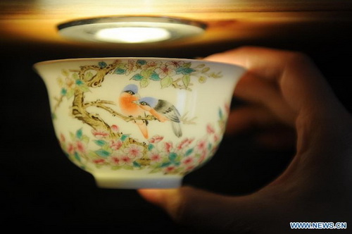 Delicate porcelain painting in Jingdezhen