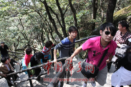 Tourist peak during tomb-sweeping holiday at Wugong Mountain