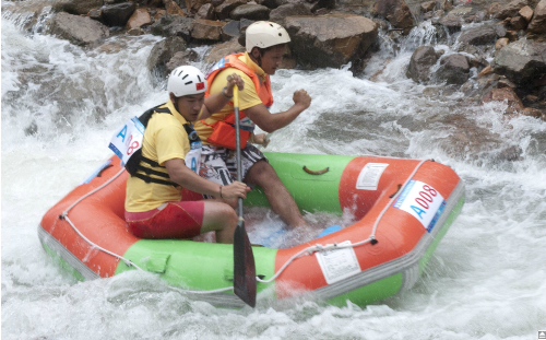 Players raft at Dajue Mountain tourism festival